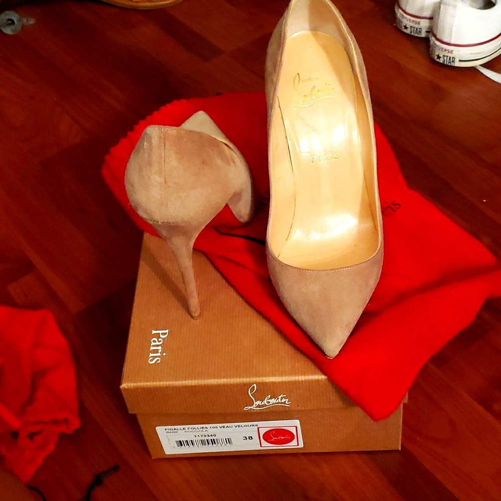 Nude Christian Louboutin pumps